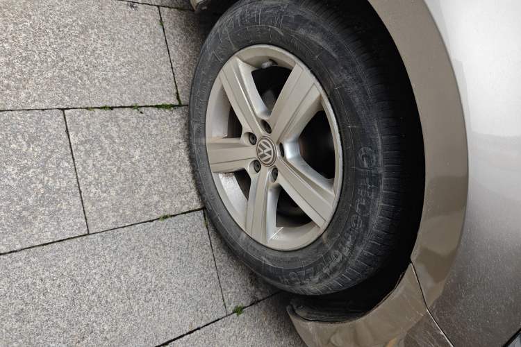Used Volkswagen Lamando 2015 230TSI DSG Fashion Edition Right Front Wheel Hub