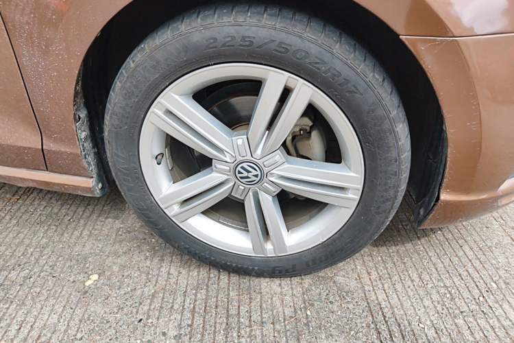 Used Volkswagen Lamando 2015 280TSI DSG Comfort Edition Right Front Wheel Hub