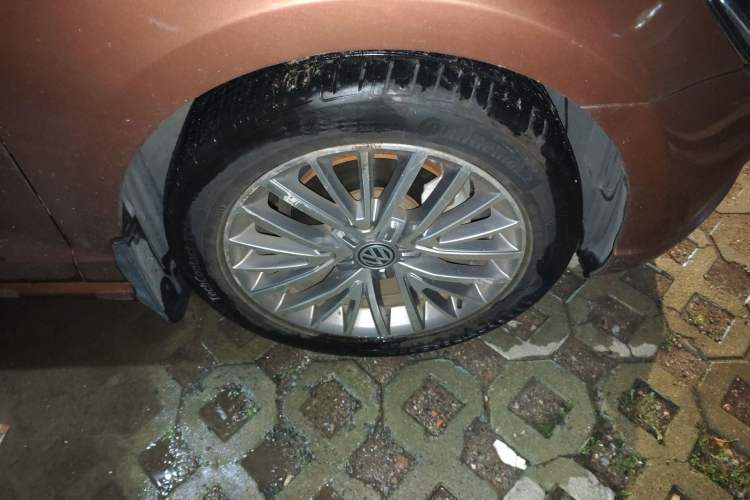 Used Volkswagen Lamando 2015 280TSI DSG Luxury Edition Right Front Wheel Hub