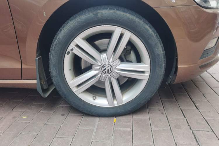 Used Volkswagen Lamando 2015 330TSI DSG Comfort Edition Right Front Wheel Hub