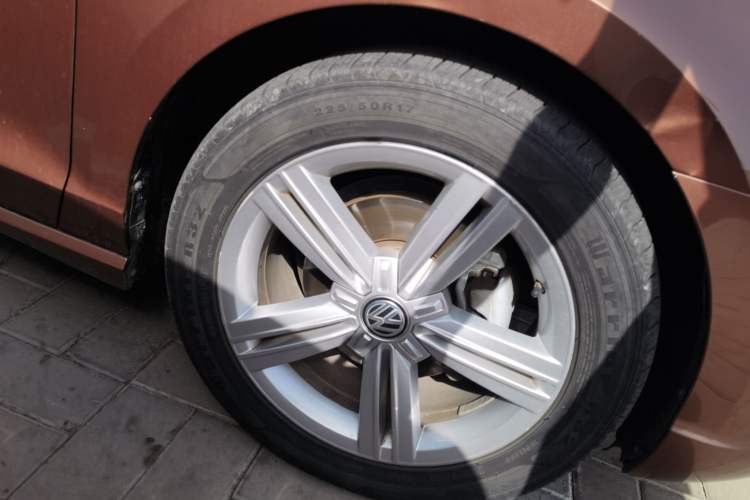 Used Volkswagen Lamando 2015 280TSI DSG Comfort Edition Right Front Wheel Hub