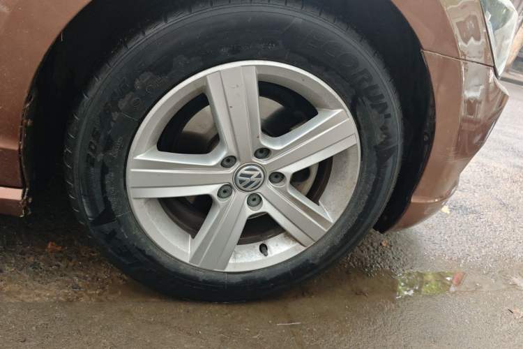 Used Volkswagen Lamando 2015 230TSI Manual Trend Edition Right Front Wheel Hub