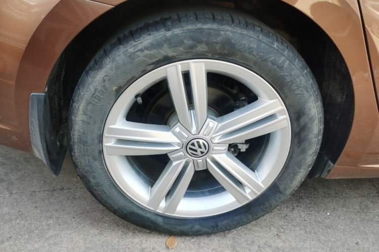 Used Volkswagen Lamando 2015 280TSI DSG Comfort Edition Right Rear Wheel Hub