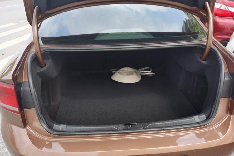 Used Volkswagen Lamando 2015 280TSI DSG Comfort Edition Trunk