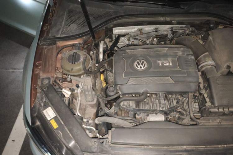 Used Volkswagen Lamando 2015 330TSI DSG Luxury Edition Engine Bay Right