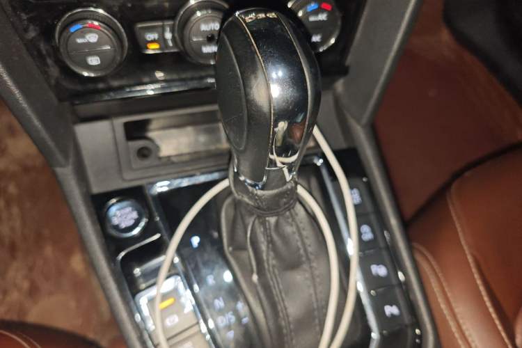 Used Volkswagen Lamando 2015 330TSI DSG Luxury Edition Gear Lever