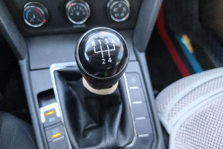 Used Volkswagen Lamando 2015 230TSI Manual Trend Edition Gear Lever