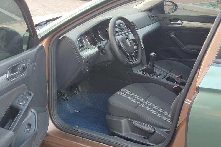 Used Volkswagen Lamando 2015 230TSI Manual Trend Edition Interior 1