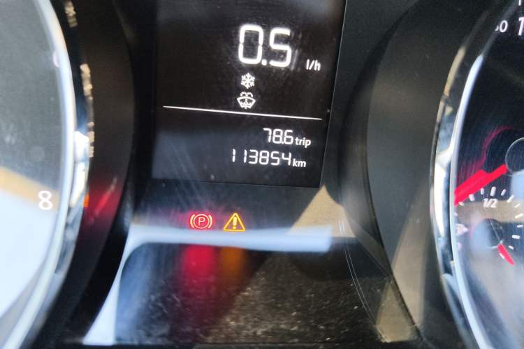 Used Volkswagen Lamando 2015 230TSI Manual Trend Edition Odometer Close Up