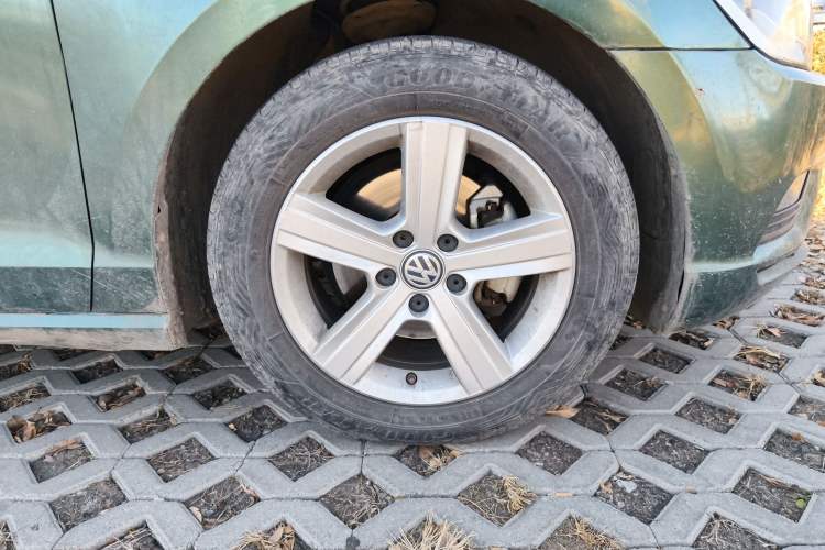 Used Volkswagen Lamando 2015 230TSI Manual Trend Edition Right Front Wheel Hub