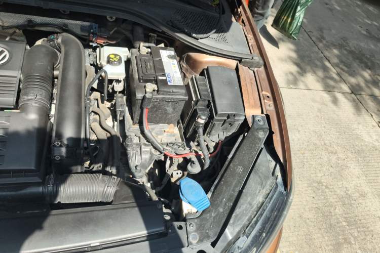 Used Volkswagen Lamando 2015 280TSI DSG Comfort Edition Engine Bay Left