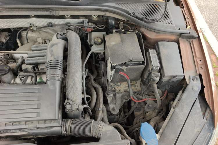 Used Volkswagen Lamando 2015 280TSI DSG Comfort Edition Engine Bay Left