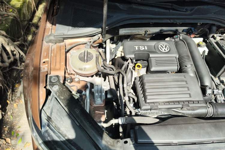 Used Volkswagen Lamando 2015 280TSI DSG Comfort Edition Engine Bay Right
