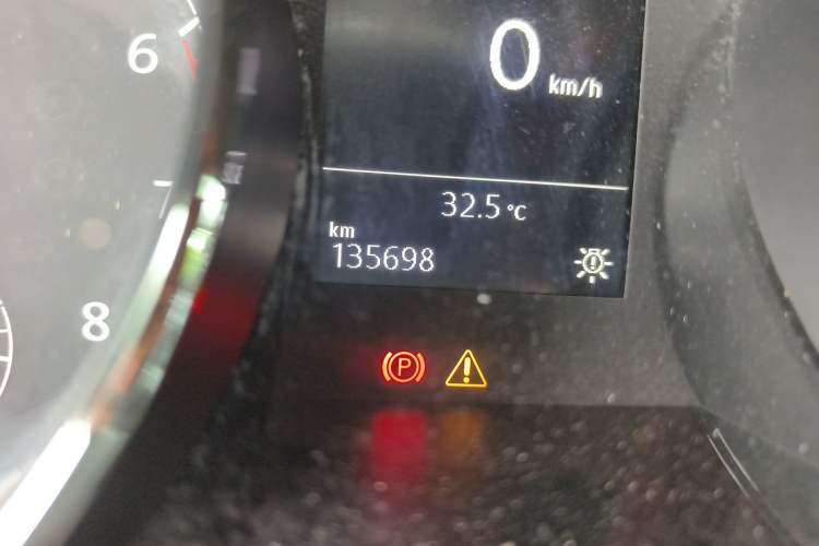 Used Volkswagen Lamando 2015 280TSI DSG Comfort Edition Odometer Close Up