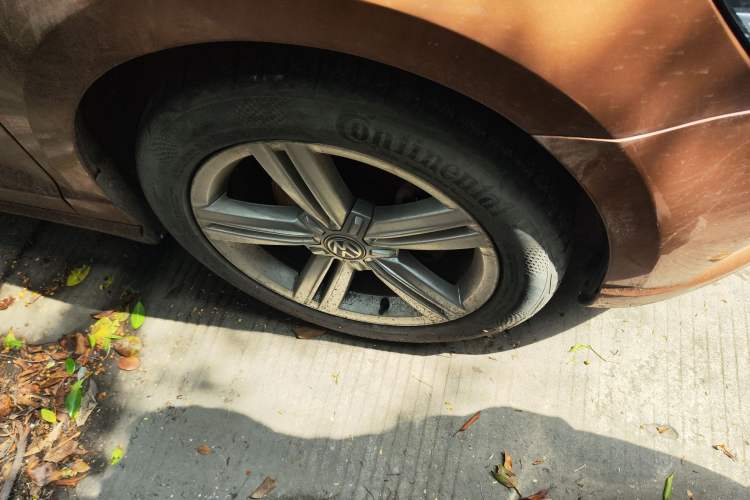 Used Volkswagen Lamando 2015 280TSI DSG Comfort Edition Right Front Wheel Hub