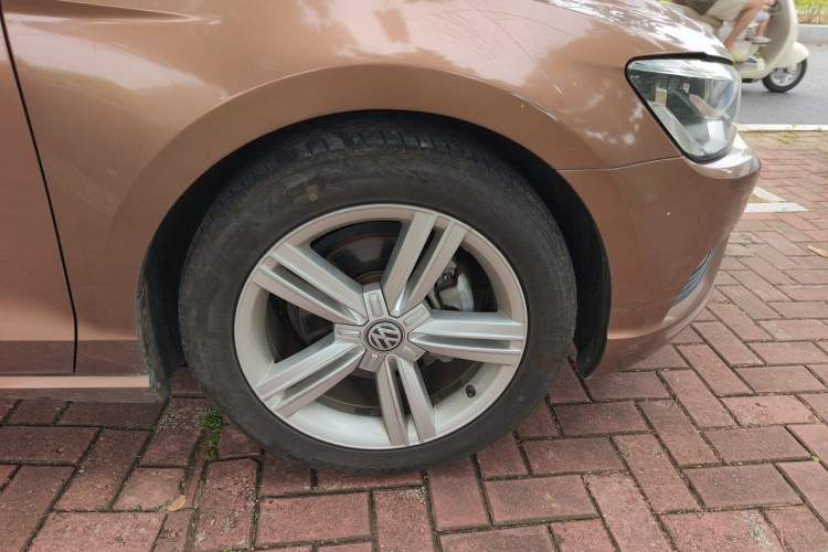 Used Volkswagen Lamando 2015 280TSI DSG Comfort Edition Right Front Wheel Hub