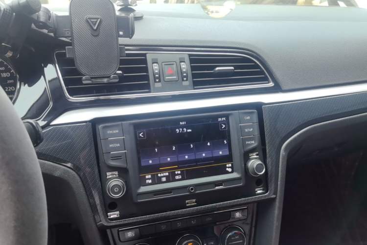 Used Volkswagen Lamando 2015 330TSI DSG Comfort Edition Audio And AC Panel