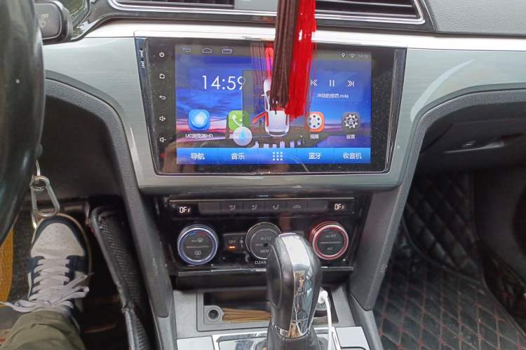 Used Volkswagen Lamando 2015 280TSI DSG Comfort Edition Audio And AC Panel
