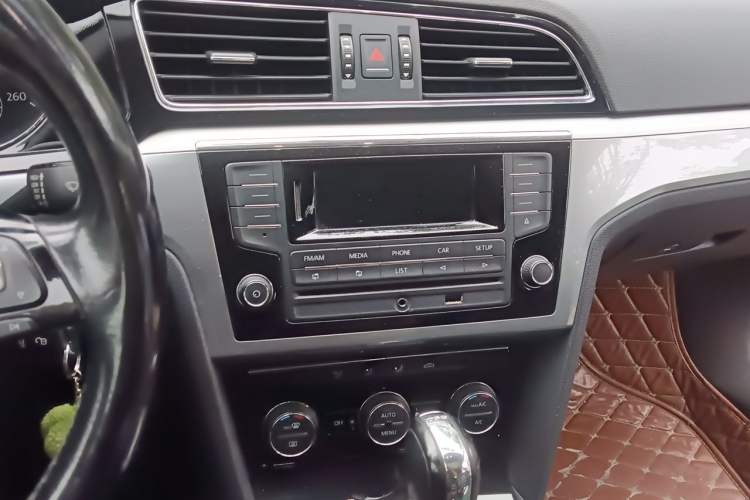 Used Volkswagen Lamando 2015 330TSI DSG Comfort Edition Audio And AC Panel