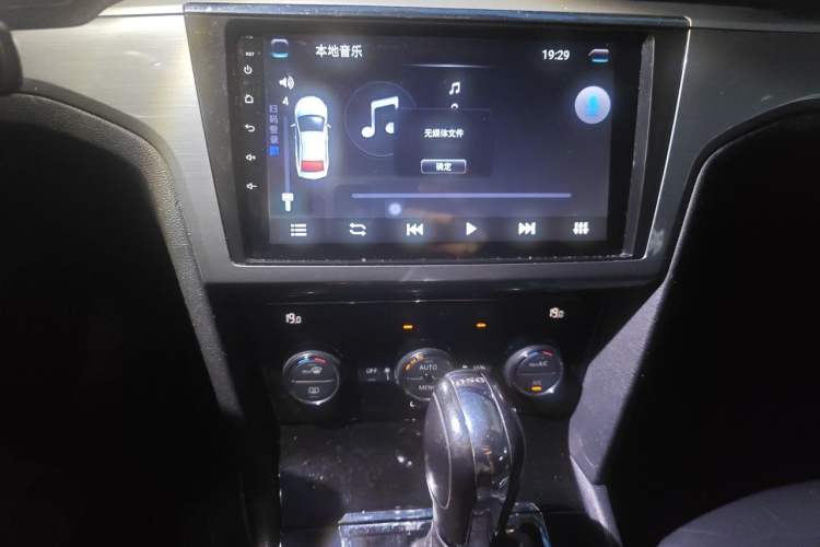 Used Volkswagen Lamando 2015 280TSI DSG Comfort Edition Audio And AC Panel