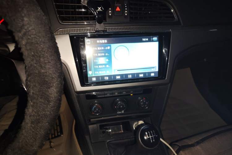 Used Volkswagen Lamando 2015 230TSI Manual Trend Edition Audio And AC Panel
