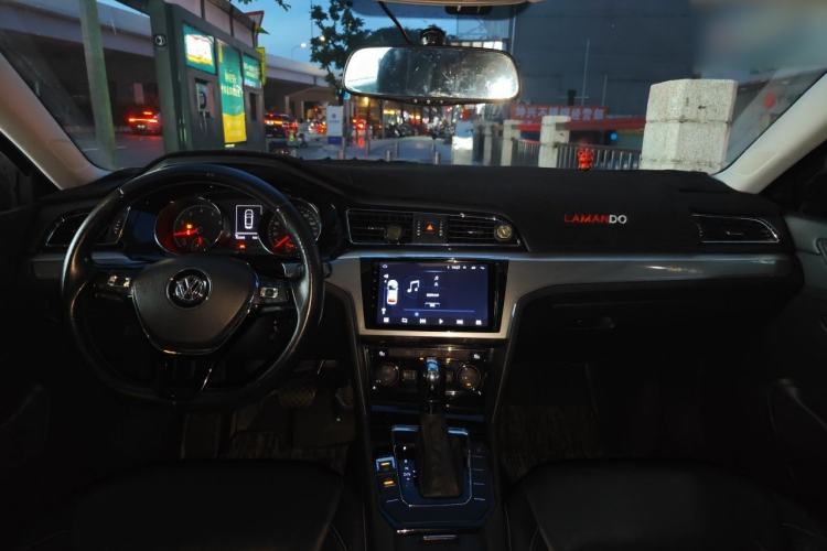 Used Volkswagen Lamando 2015 280TSI DSG Comfort Edition Center Console