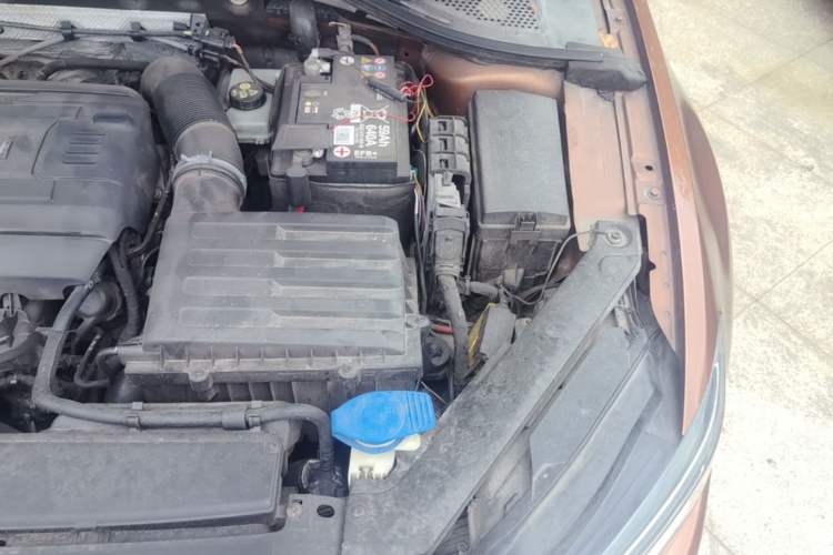 Used Volkswagen Lamando 2015 330TSI DSG Comfort Edition Engine Bay Left