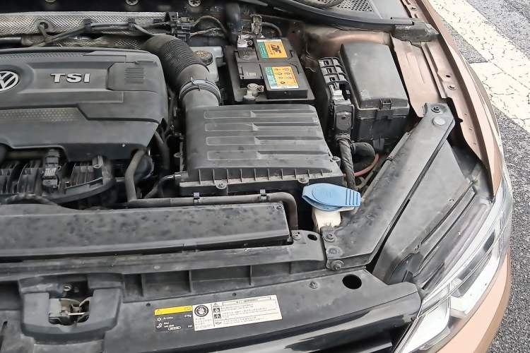 Used Volkswagen Lamando 2015 330TSI DSG Comfort Edition Engine Bay Left