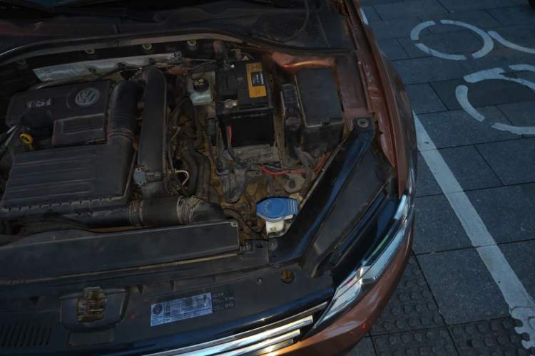 Used Volkswagen Lamando 2015 280TSI DSG Comfort Edition Engine Bay Left
