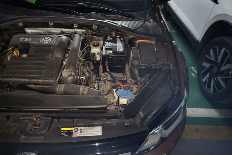 Used Volkswagen Lamando 2015 230TSI Manual Trend Edition Engine Bay Left