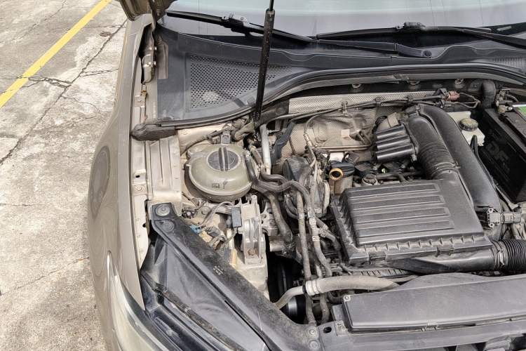 Used Volkswagen Lamando 2015 280TSI DSG Comfort Edition Engine Bay Right