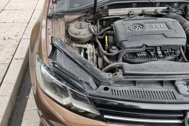 Used Volkswagen Lamando 2015 330TSI DSG Comfort Edition Engine Bay Right