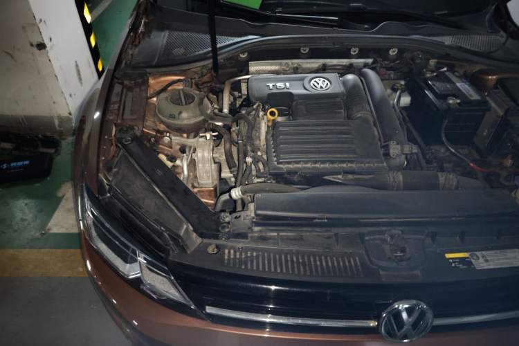 Used Volkswagen Lamando 2015 230TSI Manual Trend Edition Engine Bay Right