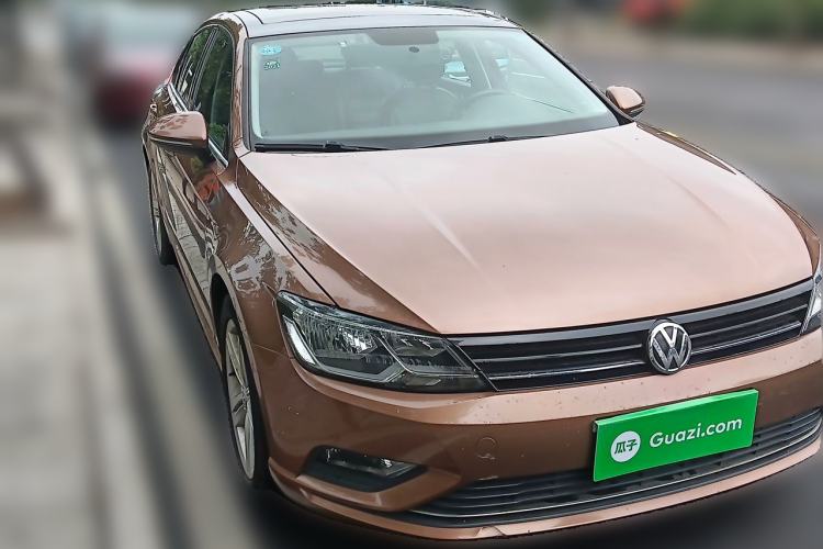 Used Volkswagen Lamando 2015 330TSI DSG Comfort Edition Front Right 45 Deg