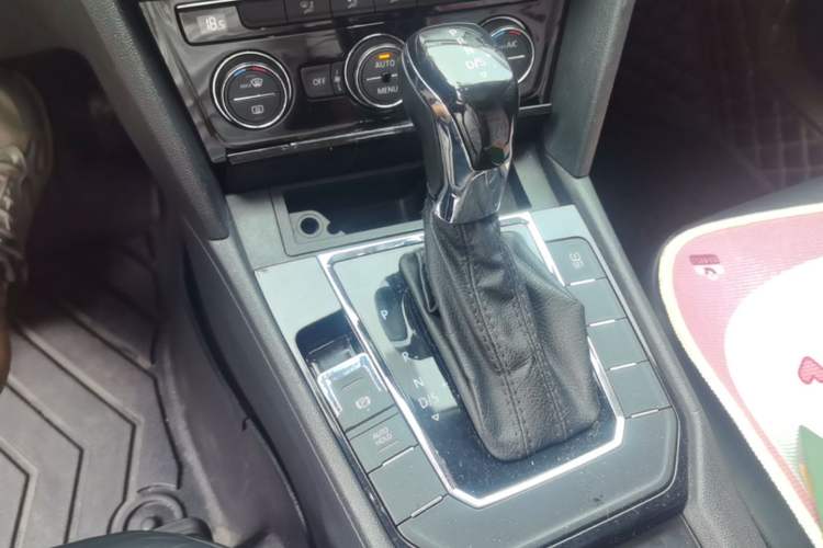 Used Volkswagen Lamando 2015 330TSI DSG Comfort Edition Gear Lever