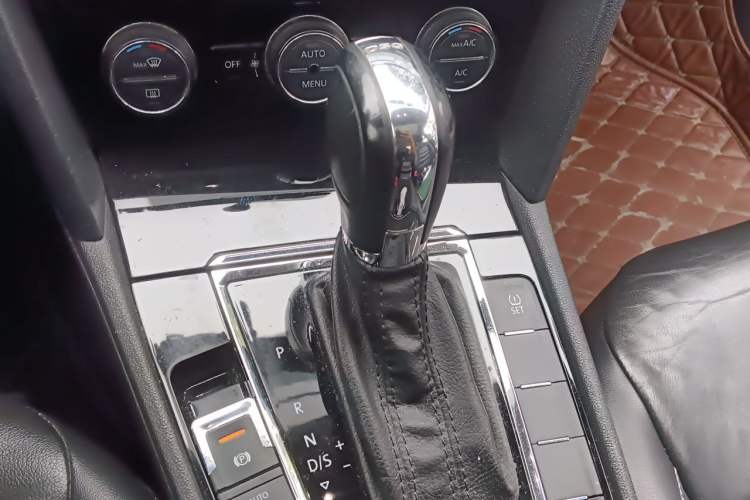 Used Volkswagen Lamando 2015 330TSI DSG Comfort Edition Gear Lever