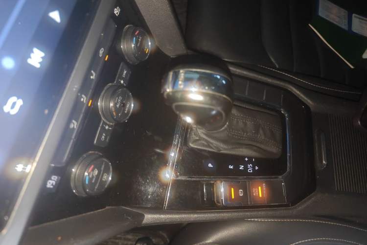 Used Volkswagen Lamando 2015 280TSI DSG Comfort Edition Gear Lever