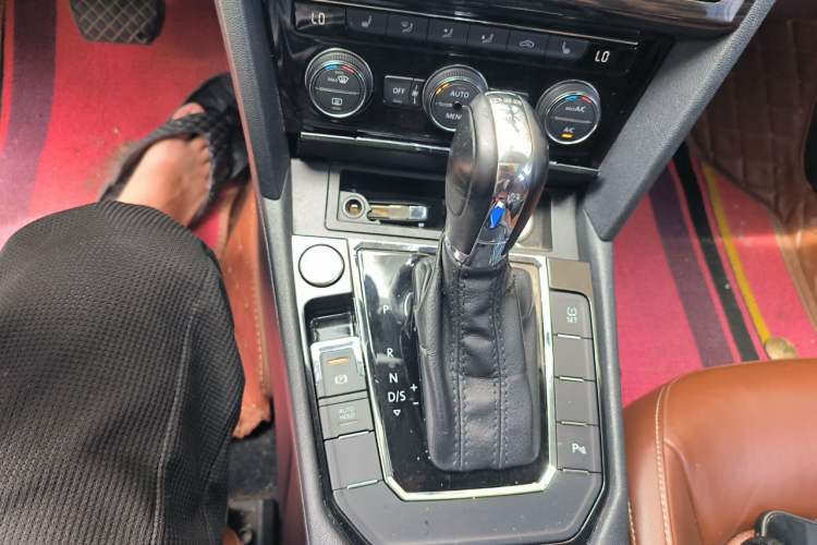 Used Volkswagen Lamando 2015 280TSI DSG Luxury Edition Gear Lever