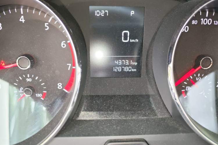 Used Volkswagen Lamando 2015 230TSI DSG Fashion Edition Odometer Close Up