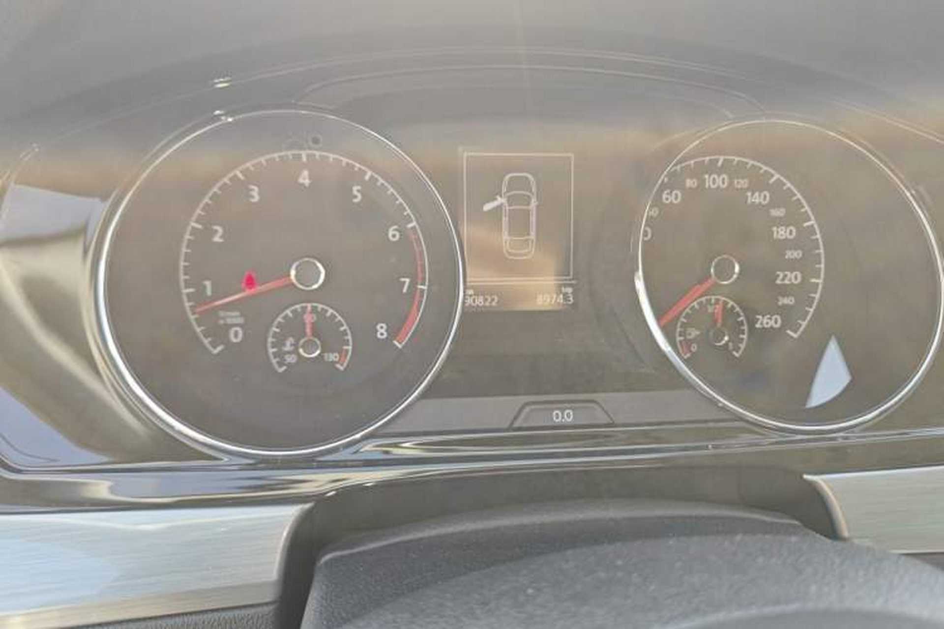 Used Volkswagen Lamando 2015 330TSI DSG Comfort Edition Odometer Close Up