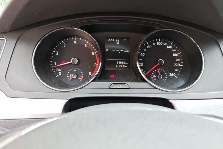 Used Volkswagen Lamando 2015 230TSI DSG Fashion Edition Odometer Close Up