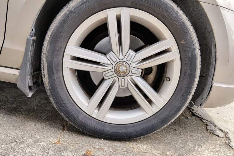 Used Volkswagen Lamando 2015 280TSI DSG Comfort Edition Right Front Wheel Hub