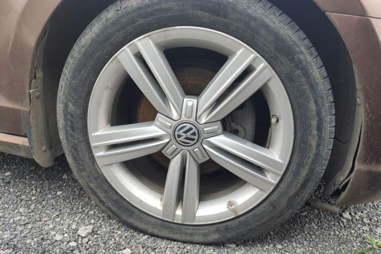 Used Volkswagen Lamando 2015 280TSI DSG Comfort Edition Right Front Wheel Hub