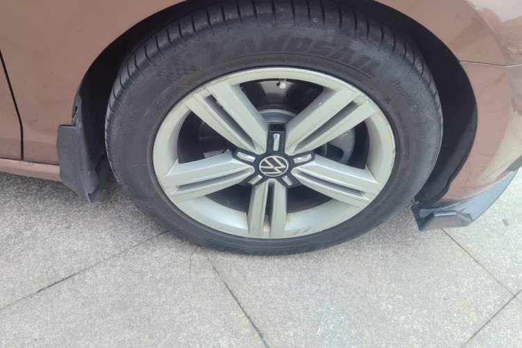 Used Volkswagen Lamando 2015 330TSI DSG Comfort Edition Right Front Wheel Hub