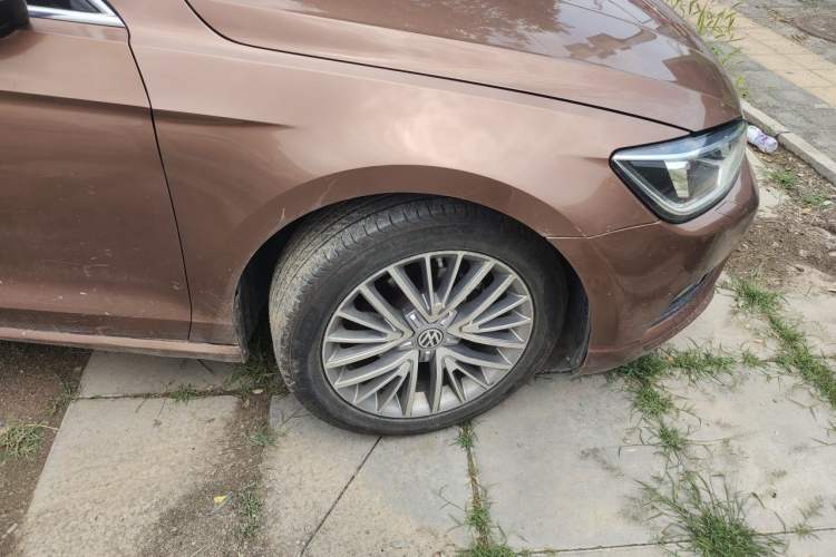 Used Volkswagen Lamando 2015 280TSI DSG Luxury Edition Right Front Wheel Hub