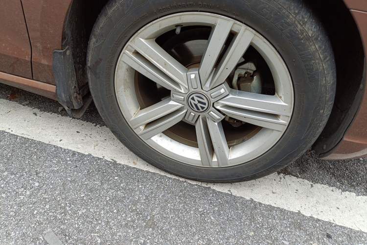 Used Volkswagen Lamando 2015 280TSI DSG Comfort Edition Right Front Wheel Hub