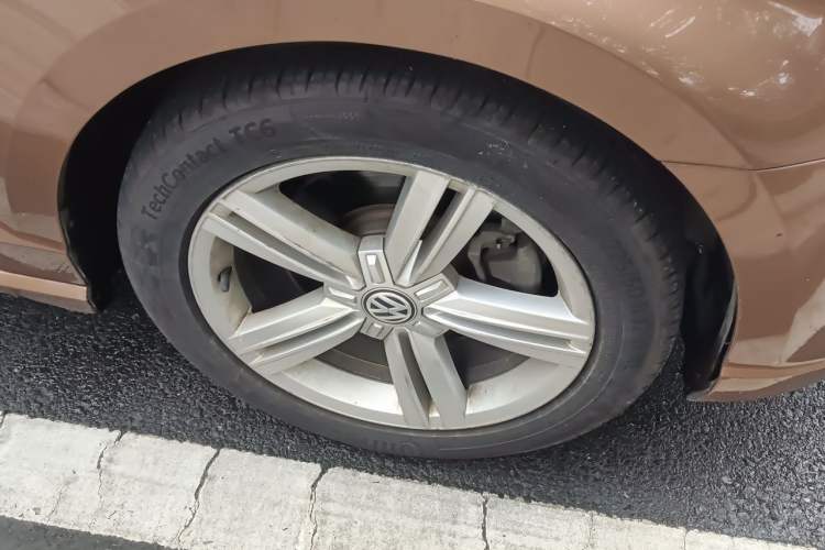 Used Volkswagen Lamando 2015 330TSI DSG Comfort Edition Right Front Wheel Hub
