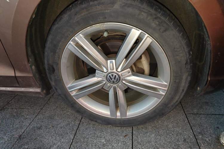 Used Volkswagen Lamando 2015 280TSI DSG Comfort Edition Right Front Wheel Hub