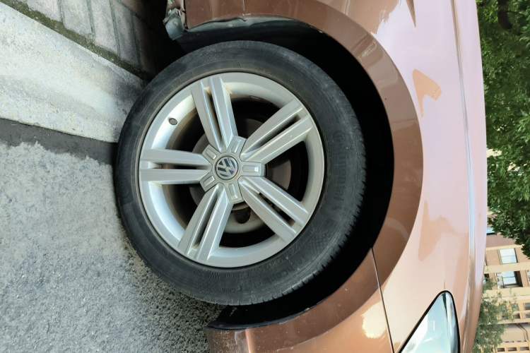 Used Volkswagen Lamando 2015 280TSI DSG Comfort Edition Right Front Wheel Hub