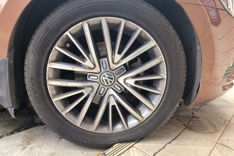 Used Volkswagen Lamando 2015 280TSI DSG Luxury Edition Right Front Wheel Hub